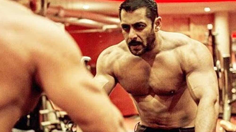 সুশান্তের মৃত্যুর পর থেকেই সোশ্যাল মিডিয়ায় স্বজনপোষণ তিরে যে সমস্ত সেলেব ক্রমাগত বিদ্ধ হচ্ছেন তাঁদের মধ্যে অন্যতম হলেন ভাইজান সলমন খান। কারণে-অকারণে উঠে আসছে তাঁর ব্যক্তিগত জীবনও। তাই হঠাৎ করেই আরও একবার ভাইরাল হয়ে গিয়েছে খান পরিবার এবং পূজার তরজার ভিডিয়োগুলিও।