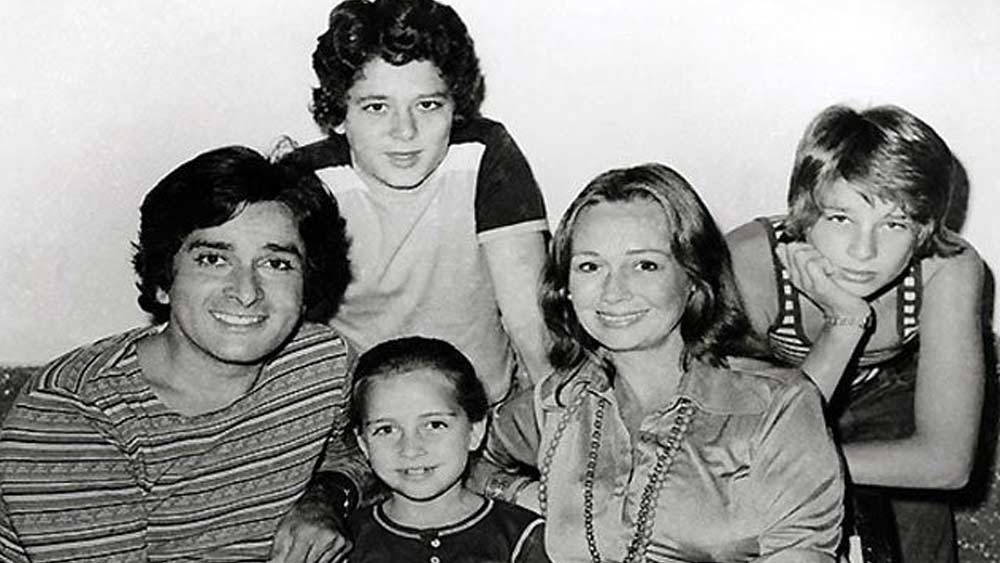 শশী ও জেনিফার কপূরের বড় ছেলে কুণালের জন্ম ১৯৫৯ সালের ২৬ জুন। ভাই করণ ও সঞ্জনার সঙ্গে কপূর পরিবারের আবহে বড় হওয়া মুম্বই শহরেই।