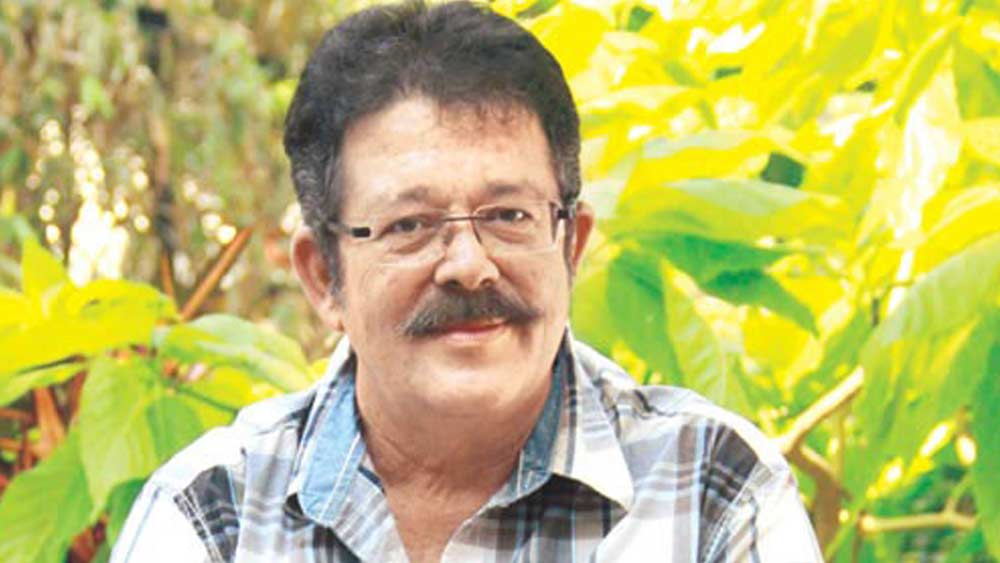 মাত্র ১৩ বছরে প্রথম অভিনয় ইন্দো আমেরিকান ছবি ‘সিদ্ধার্থ’-এ। সেই ছবিতে গৌতম বুদ্ধের ছেলে রাহুলের ভূমিকায় অভিনয় করেছিলেন কুণাল। পরবর্তী সময়ে ইংল্যান্ডে গিয়ে অভিনয়ের প্রশিক্ষণও নিয়েছিলেন।