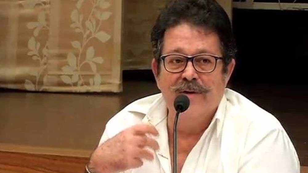 কুণাল-শীনার দীর্ঘ দাম্পত্য ভেঙে যায় ২০০৪-এ। বিবাহবিচ্ছেদে কারণ নিয়ে কেউ প্রকাশ্যে কিছু বলেন না। তবে দু’জনের কেউ দ্বিতীয় বিয়ে করেননি। ব্যস্ত নিজেদের কাজের জগৎ নিয়েই।