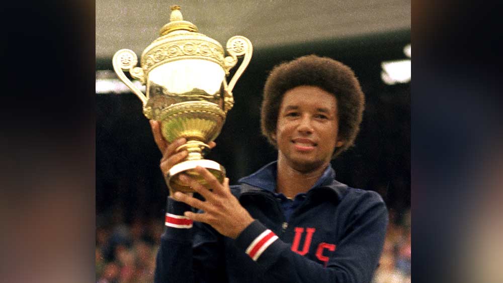 আমেরিকান টেনিস তারকা আর্থার অ্যাশ। তিনিই প্রথম কৃষ্ণাঙ্গ টেনিস খেলোয়াড়, যিনি মার্কিন ডেভিস কাপ টিমে প্রতিনিধিত্ব করার সুযোগ পেয়েছিলেন। প্রথম কৃষ্ণাঙ্গ হিসাবে উইম্বলডন ও ইউএস সিঙ্গল খেতাবও জিতেছিলেন। ১৯৮০-তে এ়ডসে আক্রান্ত হওয়ার পর সুরক্ষিত যৌনতা নিয়ে বাকি জীবন প্রচার করেছিলেন তিনি। ১৯৯৩-এ নিউ ইয়র্কে মৃত্যু হয় তাঁর।