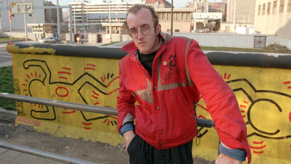 কিথ অ্যালেন হ্যারিং। মার্কিন এই শিল্পী ও সমাজকর্মীর মৃত্যুও হয়েছিল এডসের কারণে। ১৯৯০-এ মৃত্যুর আগে এডস নিয়ে মানুষের মধ্যে সচেতনতা গড়ার কাজে উল্লেখযোগ্য ভূমিকা ছিল তাঁর।