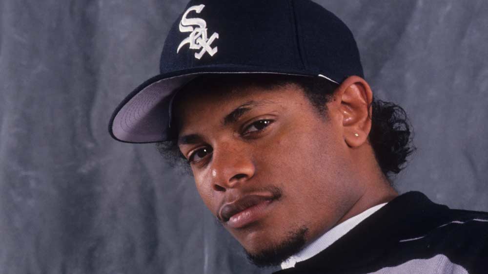 এরিক লিন রাইট। আমেরিকার এই জনপ্রিয় র‌্যাপারকে বিশ্ব চেনেন ইজি-ই নামে। ১৯৯৫-এ লস এঞ্জেলসের হাসপাতালে প্রবল কাশি ও হাঁপানি নিয়ে ভর্তি হন তিনি। সেখানে জানা যায়, তিনি এডসে আক্রান্ত। বিতর্কের কেন্দ্রে থাকা এই র‌্যাপার ‌সারা জীবন ধরে একাধিক সম্পর্কে জড়িত ছিলেন। মনে করা হয়, সেখান থেকেই এই যৌনরোগে আক্রান্ত হয়েছিলেন তিনি।