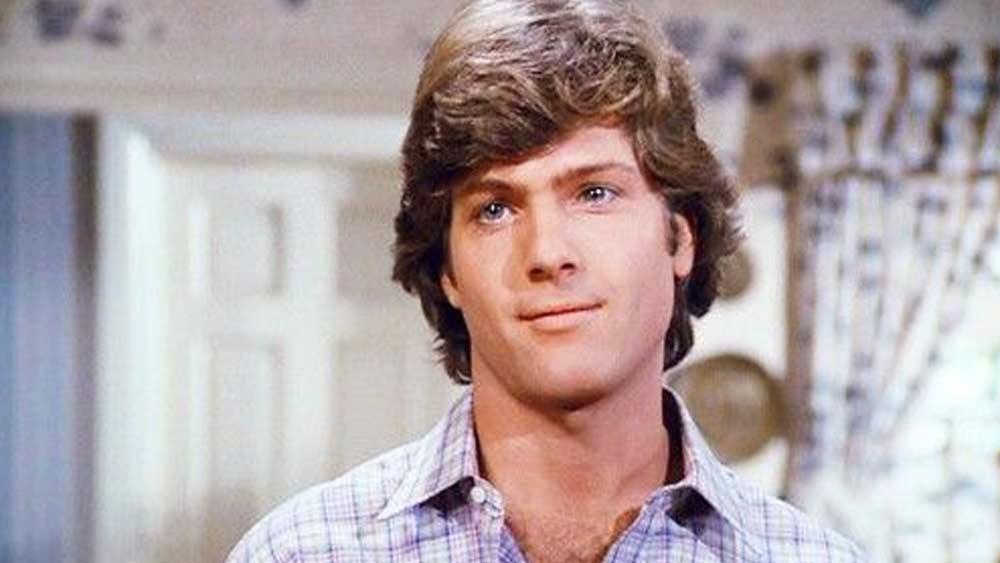 আমেরিকান অভিনেতা টিমোথি মারফি। এডসে আক্রান্ত হয়ে মাত্র ২৯ বছের মারা যান তিনি। শোনা যায়, উভকামী অভিনেতা ব্র্যাড ডেভিসের সঙ্গে যৌন সম্পর্ক ছিল তাঁর। ব্র্যাড এইডসে আক্রান্ত ছিলেন। সেখান থেকেই মারফি আক্রান্ত হয়েছিলেন বলে সন্দেহ।