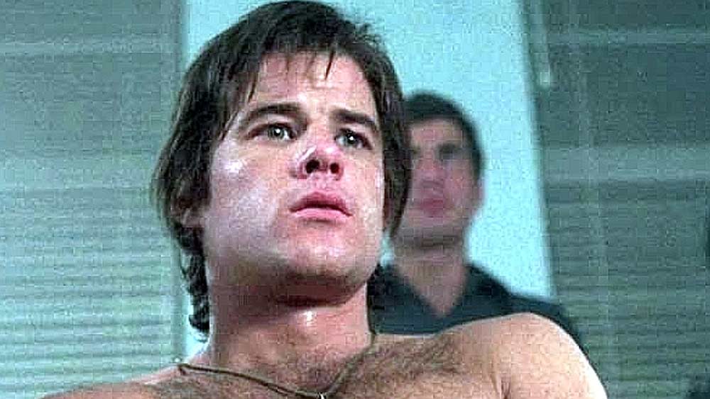 ব্র্যাড ডেভিস। এই আমেরিকার অভিনেতা উভকামী ছিলেন। ‘মিডনাইট এক্সপ্রেস’ ছবিতে অসাধারণ অভিনয়ের জন্য তাঁকে মনে রেখেছেন সিনেমাপ্রেমীরা। ১৯৮৫-তে তাঁর এইচআইভি পজিটিভ পাওয়া গেলেও, বিষয়টি জনসমক্ষে আনেননি তিনি। এডস ধরা পড়ার পরও নিয়মিত মাদক সেবন করতেন তিনি। ১৯৯১-এ মাত্র ৪১ বছর বয়সে মৃত্যু হয় তাঁর।