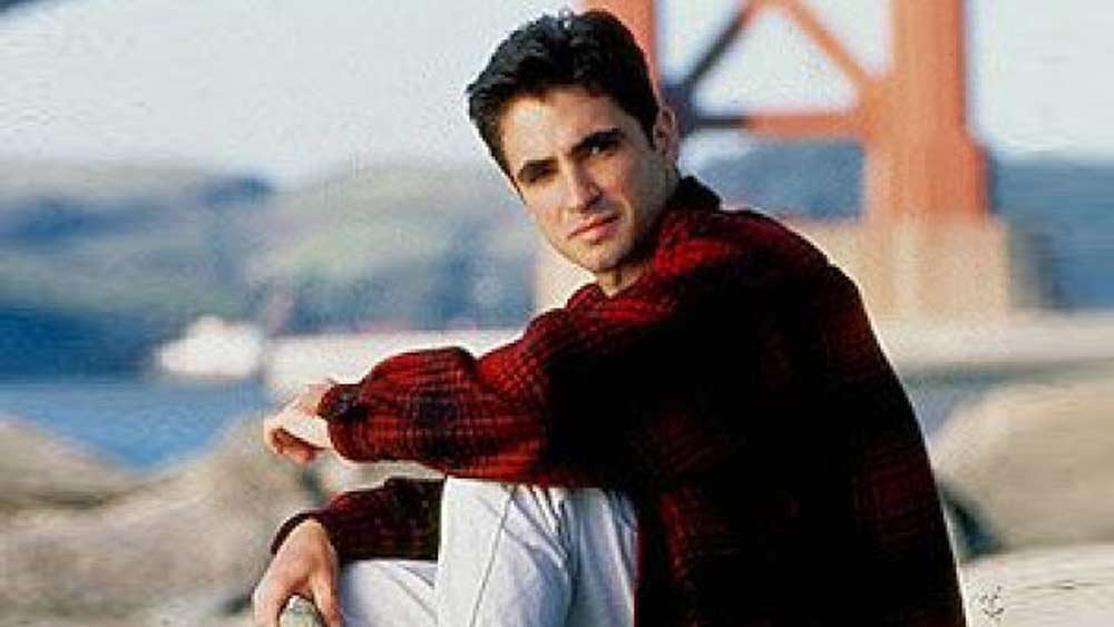 কিউবা-আমেরিকান টেলিভিশন সেলিব্রিটি পেড্রো জামোরা। এমটিভির রিয়েলিটি শো-তে তাঁর উপস্থিতি নজর কেড়েছিল সকলের। সে সময়ের বিপুল জনপ্রিয় এই সেলিব্রিটি হলেন প্রথম ব্যক্তি, যিনি সমকামিতার কথা প্রকাশ্যে ঘোষণা করেন। এঁরও মৃত্যু হয়েছিল এডসে আক্রান্ত হয়ে।