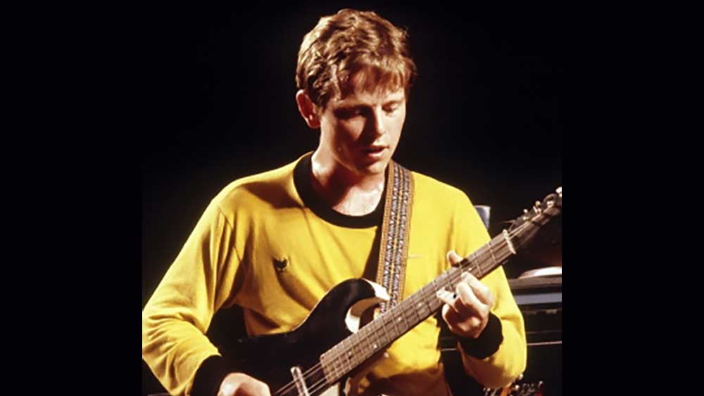 রিকি উইলসন। আমেরিকার এই মিউজিশিয়ান ‘বি৫২’ ব্যান্ডের গিটারিস্ট ছিলেন। ১৯৮৩-তে এডস ধরা পড়ে তাঁর। দু’বছর লড়াইয়ের পর ১৯৮৫-তে মাত্র ৩২ বছর বয়সে মৃত্যু হয় তাঁর।