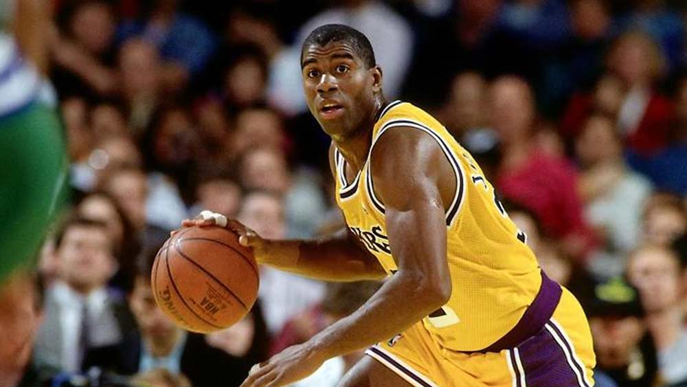 জনপ্রিয় বাস্কেটবল খেলোয়াড় ম্যাজিক জনসন। কেরিয়ারের চূড়ায় থাকার সময় সমকামিতার সম্পর্ক জড়িয়েছিলেন। একাধিক জনের সঙ্গে সম্পর্কের কথা স্বীকার করেছেন তিনি। ১৯৯১-এ এইচআইভি ধরা পড়ে তাঁর শরীরে। কিন্তু সেই এইচআইভি-র সঙ্গে লড়াই করেও বেঁচে রয়েছেন তিনি।