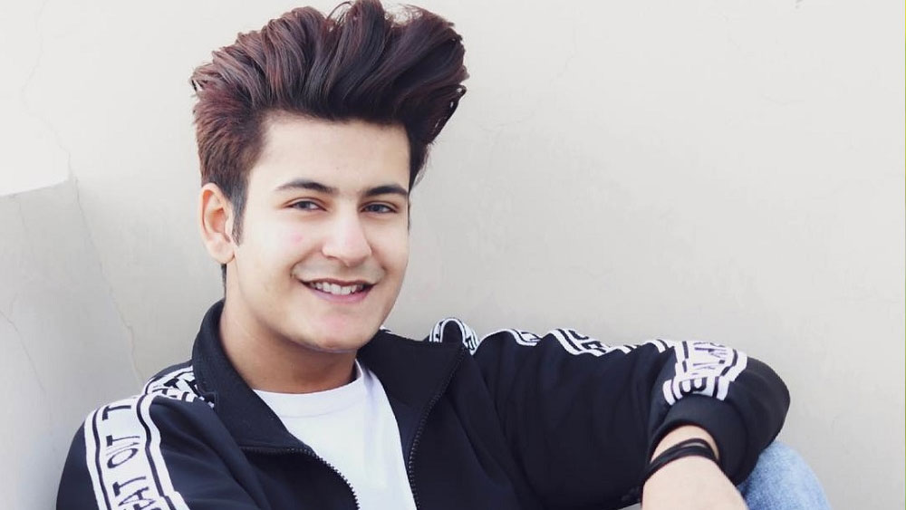 ভারতে এই অ্যাপ এত জনপ্রিয় যে টিকটকে নিজেদের ট্যালেন্ট দেখিয়ে অনেকেই অর্থ উপার্জন করেন। তাঁদের মধ্যে এক জন হলেন মঞ্জুল খট্টর। টিকটকের বেশ পরিচিত এক জন স্টার।