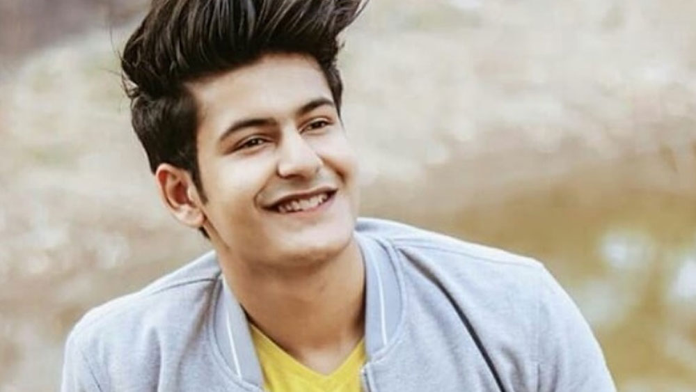 হরিয়ানার গুরুগ্রামের ছেলে মঞ্জুল। বাণিজ্যবিভাগ নিয়ে পড়াশোনা করেছেন। হেয়ারস্টাইলের জন্য টিকটকে বেশ জনপ্রিয় মঞ্জুল। প্রায় ১৪ কোটি ফলোয়ার রয়েছে তাঁর। শুধু ভিডিয়ো পোস্ট করে প্রায় ৫ লক্ষ টাকা আয় করেন মঞ্জুল।