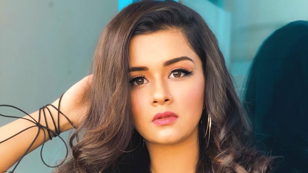 নিজের ট্যালেন্টের ভিডিয়ো পোস্ট করে লাখ টাকা আয় করার তালিকায় রয়েছেন অবনীত কউর। অবনীত এক জন টেলি অভিনেত্রী। টিকটকে খুবই জনপ্রিয়।