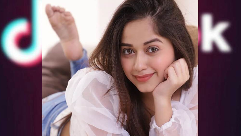 টিকটকের অন্যতম জনপ্রিয় স্টার হলেন জন্নত জুবেইর। জন্নত এক জন অভিনেত্রীও। ২০১৯-এ ভারতে টিকটক ফলোয়ারের সংখ্যায় শীর্ষে ছিলেন জন্নত। তাঁর টিকটকের ফলোয়ার সংখ্যা ১ কোটি। তাঁর মাসিক আয় ২০ লক্ষের কাছাকাছি।