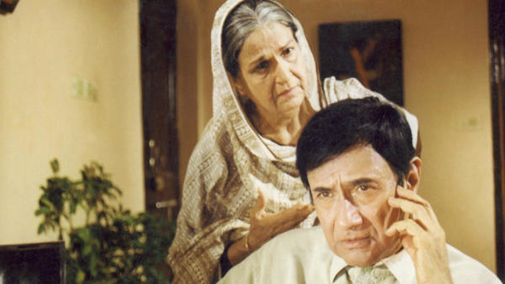 অবিভক্ত ভারতের লাহৌরে তাঁর জন্ম ১৯২৭ সালের ১৬ জানুয়ারি। জন্মগত নাম ছিল উমা কশ্যপ। তাঁর বাবা ছিলেন নামী উদ্ভিদবিজ্ঞানী। অধ্যাপনা করতেন পঞ্জাব বিশ্ববিদ্যালয়ে।