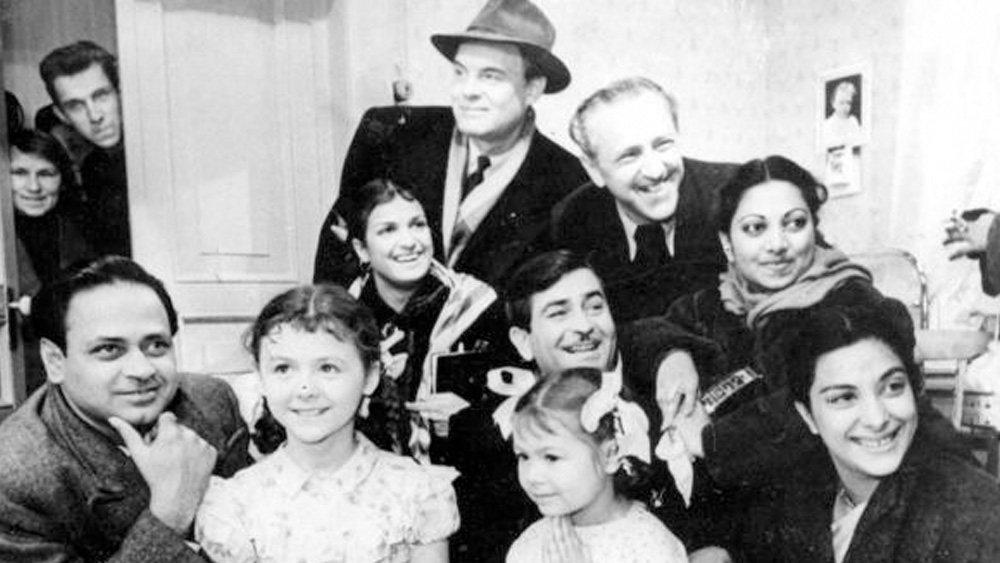 লাহৌর রেডিয়োতে তিনি শিশুশিল্পী হয়ে বিভিন্ন অনুষ্ঠানে অংশ নিতেন। পরে দিল্লিতে অভিনয় করেন মঞ্চে। তাঁর বাবা নিজে উদ্ভিদবিজ্ঞানী হিসাবে ৫০টি বইয়ের লেখক হলেও কোনওদিন মেয়ের এই শখে বাধা দেননি।