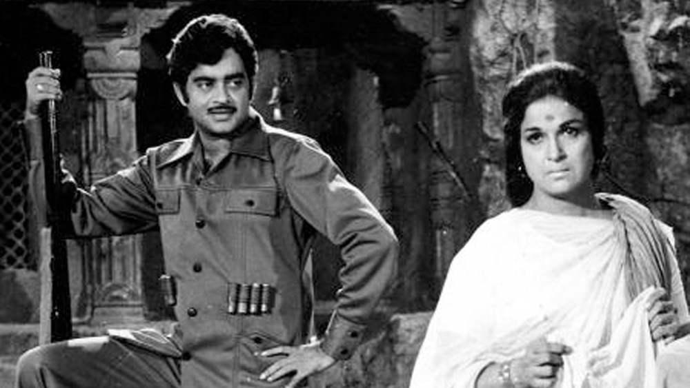 চেতন আনন্দ এবং তাঁর স্ত্রী উমাকে কলেজজীবন থেকেই চিনতেন কামিনী।  প্রসঙ্গত উমা নিজেও ‘নীচা নগর’-এর এক জন অভিনেত্রী ছিলেন। দুই উমা-য় যাতে সমস্যা না হয়, চেতন নতুন নাম নিতে বললেন নবাগতাকে।