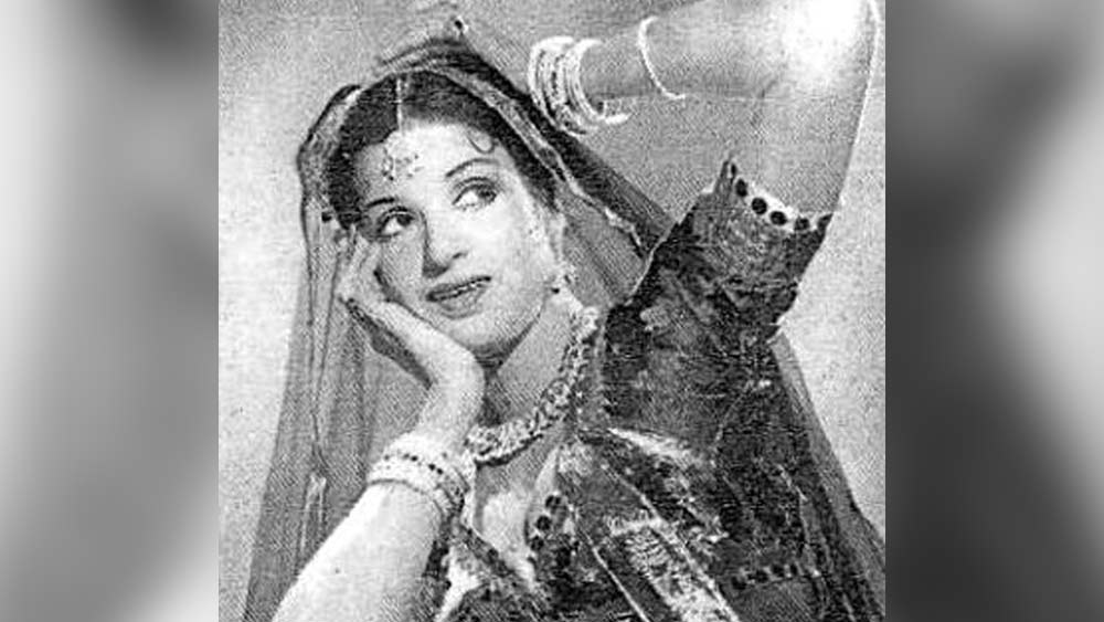 নবাগতা উমা কাশ্যপ এ বার চেতনকেই অনুরোধ করলেন তাঁকে নতুন নাম বেছে দেওয়ার জন্য। বললেন, ‘ক’ দিয়ে নাম রাখতে। কারণ তাঁর দিদির দুই মেয়ের নাম ছিল ‘ক’ দিয়েই। ছোট থেকেই তারা ছিল মাসি-অন্ত প্রাণ। চেতন  এ বার নবাগতা নায়িকার নাম রাখলেন ‘কামিনী’। রয়ে গেল সেই পরিচয়ই।