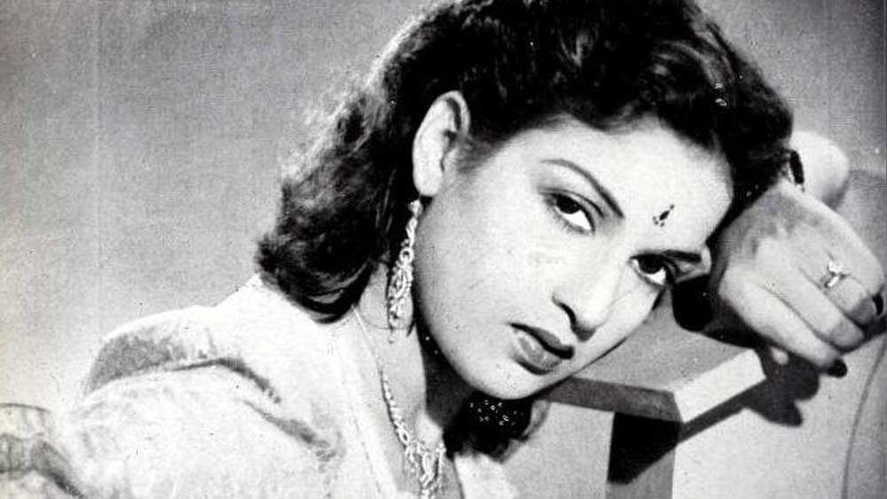 এর পর কামিনী আবার লাহৌরে ফিরে যান। তাঁর কাছে প্রচুর অভিনয়ের সুযোগ আসতে থাকে। তিনি মুম্বই (তখন বম্বে) এসে শুটিং করে আবার লাহৌর ফিরে যেতেন।