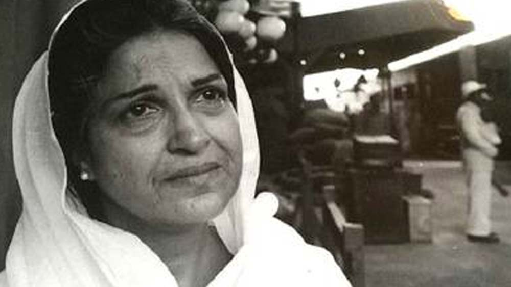 কেরিয়ারের শুরুতে যখন ধীরে ধীরে পরিচিত পাচ্ছেন, তখনই বিয়ে করে নেন কামিনী। কিছুটা বাধ্য হয়েই বিয়ে করেছিলেন তিনি। দুর্ঘটনায় মারা গিয়েছিলেন কামিনীর দিদি। তাঁর দুই মেয়ে কুমকুম, কবিতা তখন শিশু। ওদের মুখের দিকে তাকিয়ে কামিনী বিয়ে করেন তাঁর প্রয়াত দিদির স্বামী বি কে সুদ-কে।