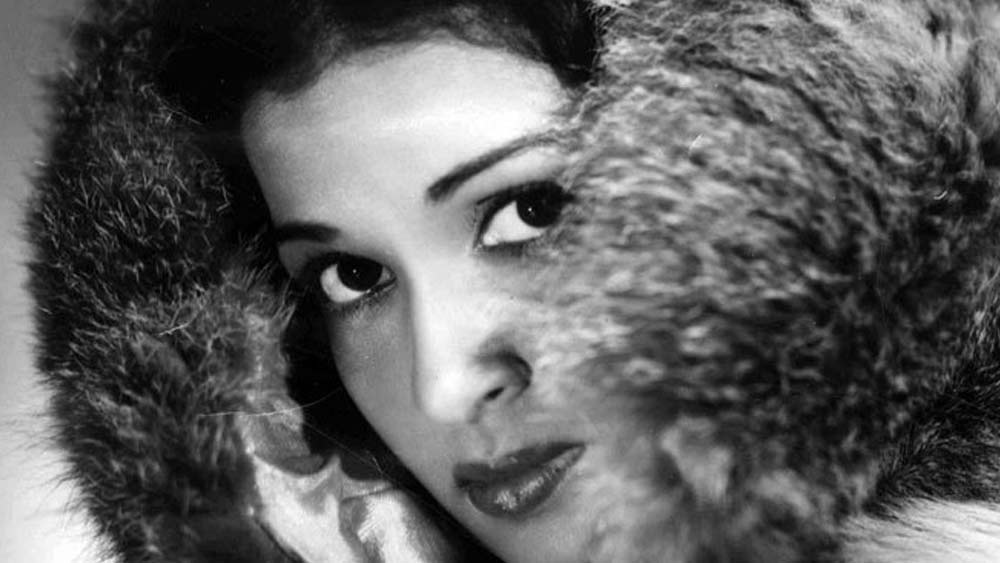 বি কে সুদ ছিলেন বম্বে পোর্ট ট্রাস্টের উচ্চপদস্থ ইঞ্জিনিয়ার। বিয়ের পরে স্বামীর কর্মস্থলই হল কামিনীর নতুন ঠিকানা। মুম্বইয়ে থাকার ফলে শুটিংয়ের কাজেও সুবিধে হয় কামিনীর।