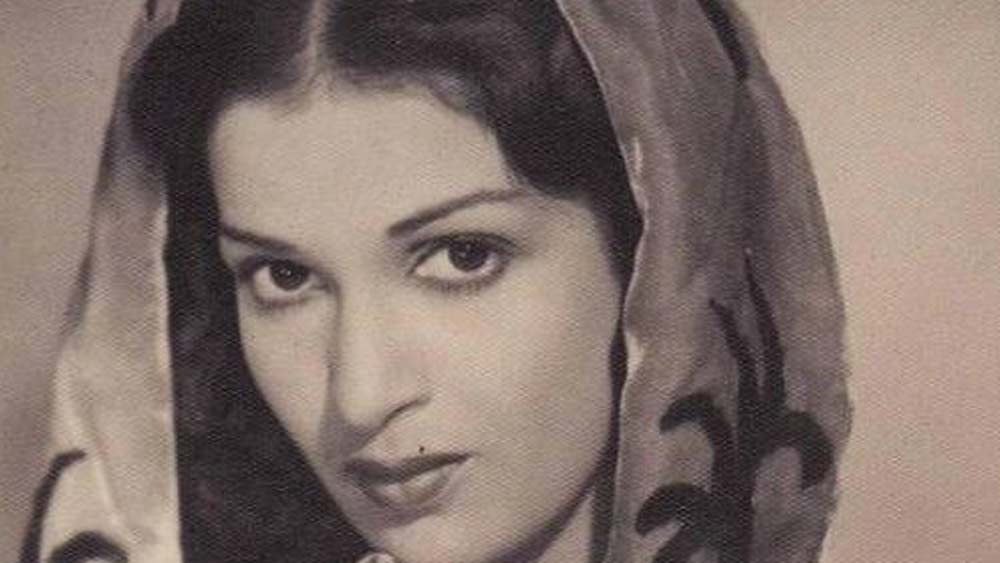 মুম্বইয়ে এসে কামিনী ভরতনাট্যম-এর প্রশিক্ষণ নেন। সমসাময়িক প্রথম সারির সব নায়কদের সঙ্গে অভিনয় করেছেন তিনি। এমনকি, অশোককুমার ছাড়া বাকি নায়কদের ক্ষেত্রে কামিনীর নাম-ই টাইটেল কার্ডে আগে লেখা হত। তার পরে আসত নায়কের নাম।