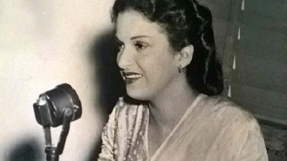 তার আগে লতা গাইতেন পার্শ্বনায়িকাদের জন্য। নায়িকাদের লিপে থাকত শামসাদ বেগম বা সুরিন্দর কৌরের মতো শিল্পীদের গান। ‘জিদ্দি’ -তে প্রথম ডুয়েট করেন লতা-কিশোর।