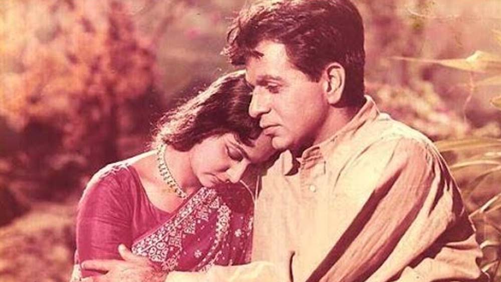 কয়েক দশকের বিস্তৃত কেরিয়ারে প্রেম এসেছিল কাজের হাত ধরেই। ছবিতে দিলীপকুমারের সঙ্গে কামিনী কৌশলের জুটি ছিল জনপ্রিয়তার প্রথম সারিতে।