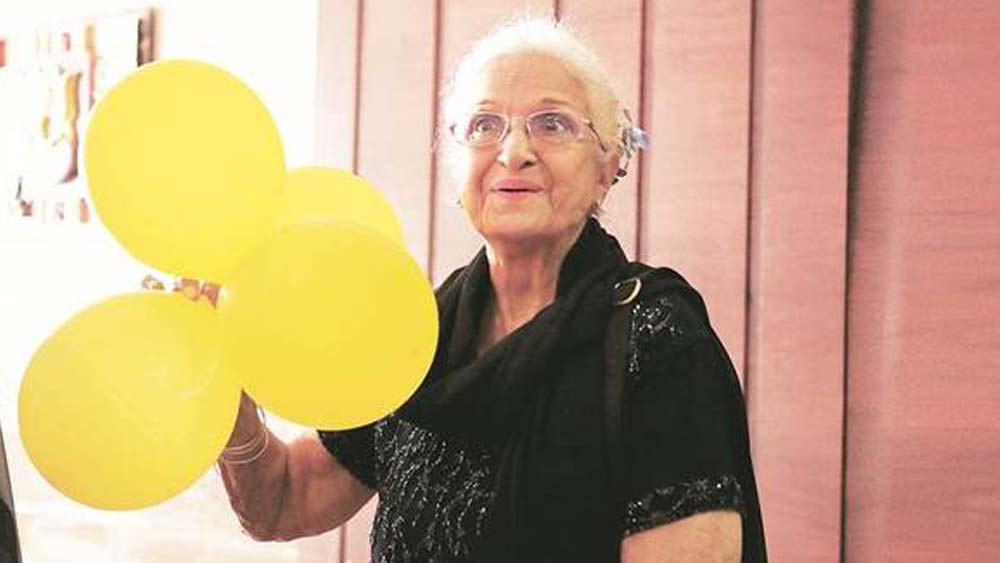 ৯৩ বছর বয়সি কামিনী এখনও আগের মতোই ব্যক্তিত্বময়ী। বিভিন্ন দিকে সমান সক্রিয় অতীতের নামী এই নায়িকা। জীবনকে আকণ্ঠ উপভোগ করছেন নবতিপর বয়সকে উপেক্ষা করেই।