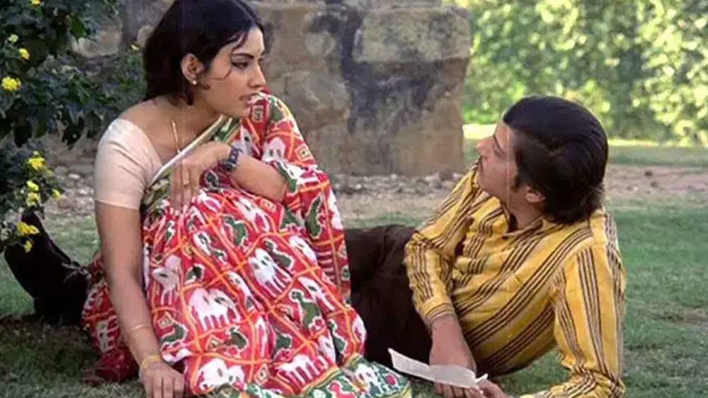 তাঁর নির্মাণে নারীচরিত্রের ভূমিকাও ছিল গুরুত্বপূর্ণ। তারা সবাই আটপৌরে সাজের মধ্যবিত্ত পরিবারে মেয়ে বা গৃহিণী। কিন্তু চিত্রনাট্যে তাঁদের ভূমিকা ছিল ছবির সাফল্যের তুরুপের তাস।