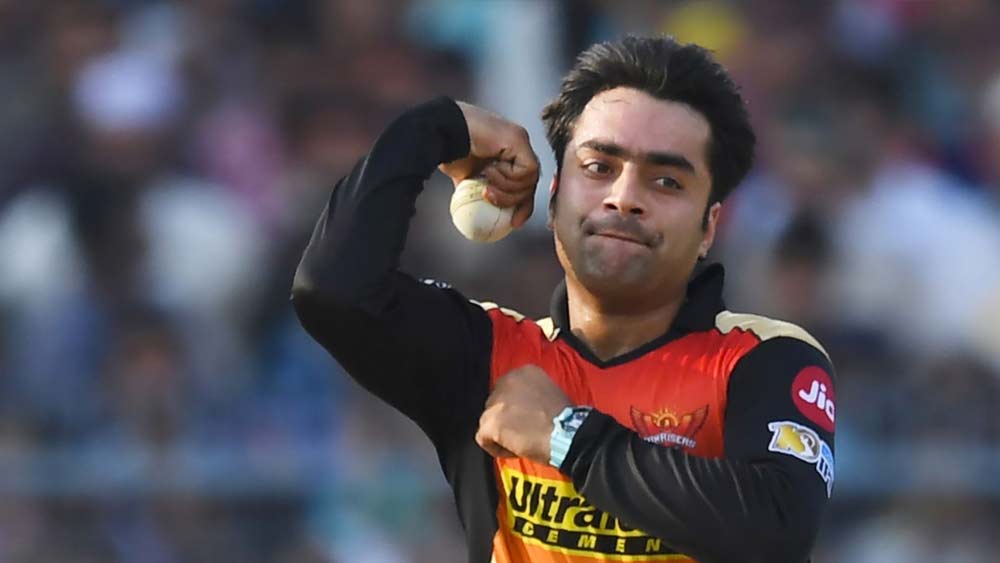 আফগানিস্তানের রিস্টস্পিনার রশিদ খান রয়েছেন হার্দিকের দলে। এটা নিয়েও প্রশ্ন তুলছেন ক্রিকেটপ্রেমীরা। এখনও আইপিএলে হরভজন সিংহ বা রবিচন্দ্রন অশ্বিনের সাফল্যের ধারেকাছে নেই রশিদ, বলছেন তাঁরা। তা ছাড়া লেগস্পিনার হিসাবে অমিত মিশ্রের পারফরম্যান্সও অসাধারণ।