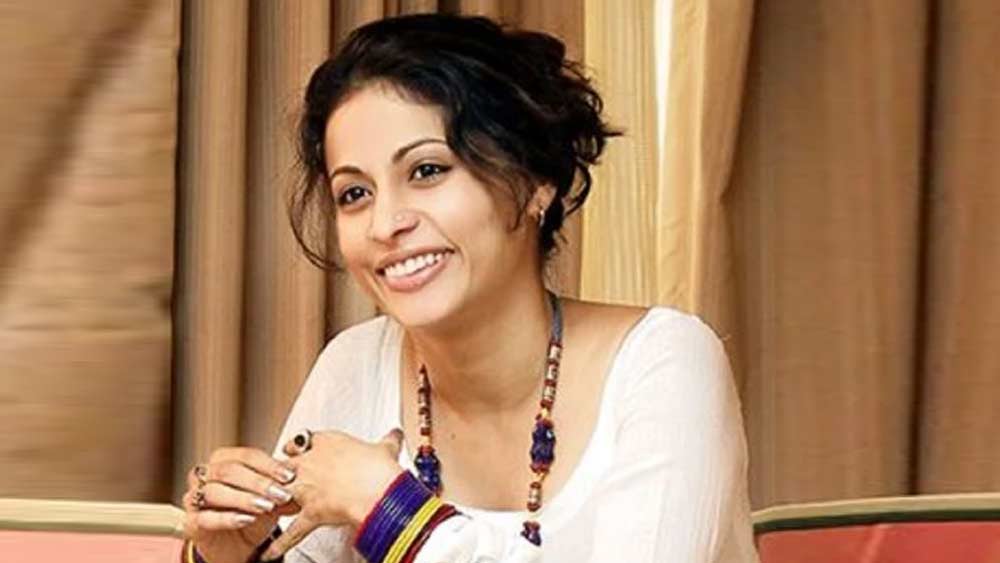 কিন্তু কোনওদিন অন্তরা জনপ্রিয়তার নিরিখে প্রথম সারিতে আসতে পারেননি। অভিনেত্রী হিসেবে পিছিয়ে পড়ে চেষ্টা করেছিলেন পরিচালনাতেও। ২০০৫ সালে মুক্তি পেয়েছিল তাঁর পরিচালনায় ‘মিস্টার ইয়া মিস’।