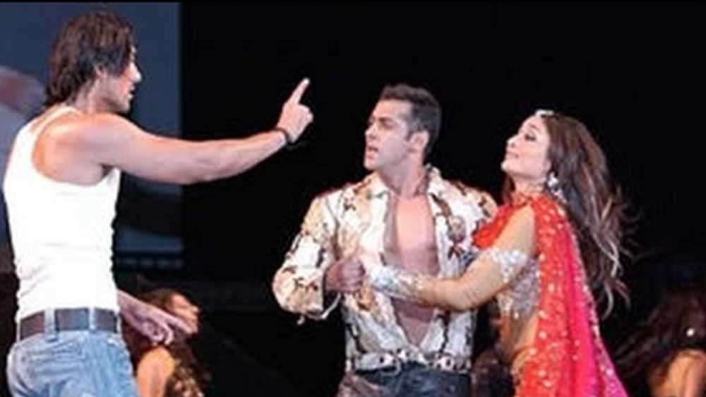 সে সময় সলমন 'রকস্টার' নামক এক আন্তর্জাতিক ট্যুরে যাচ্ছিলেন। জনকেও তিনি অনুরোধ করেন সেই ট্যুরে তাঁর শরিক হতে। তারকাখচিত ট্যুর। রাজি হয়ে গেলেন জনও।