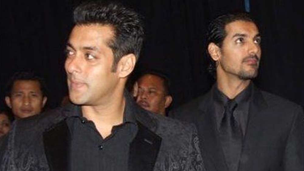 একসঙ্গে দু'জনে পারফর্মও করলেন। সব কিছুই ঠিকঠাক চলছিল। ঠিক এমন সময়েই পয়সাকড়ি নিয়ে জনের সঙ্গে বিবাদ বাধে ভাইজানের। ওই শো-র জন্য জন আকাশছোঁয়া পারিশ্রমিক দাবি করলে সলমন বারণ করেন। কিন্তু জন সে কথায় কর্ণপাত করেননি।