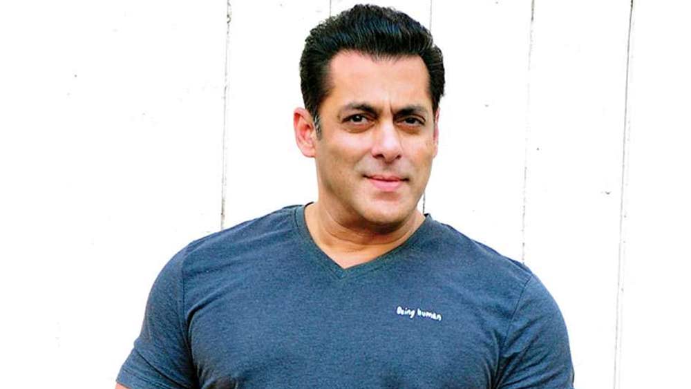 ক্ষোভে পাগল হয়ে যান সলমন। সে সময় সলমনের সঙ্গেই লিভইন করতেন ক্যাট। তাঁর সমস্ত জিনিসপত্র নিজের বাড়ি থেকে বের করে দেন সলমন। ব্রেক আপ হয়ে যায় তাঁদের।