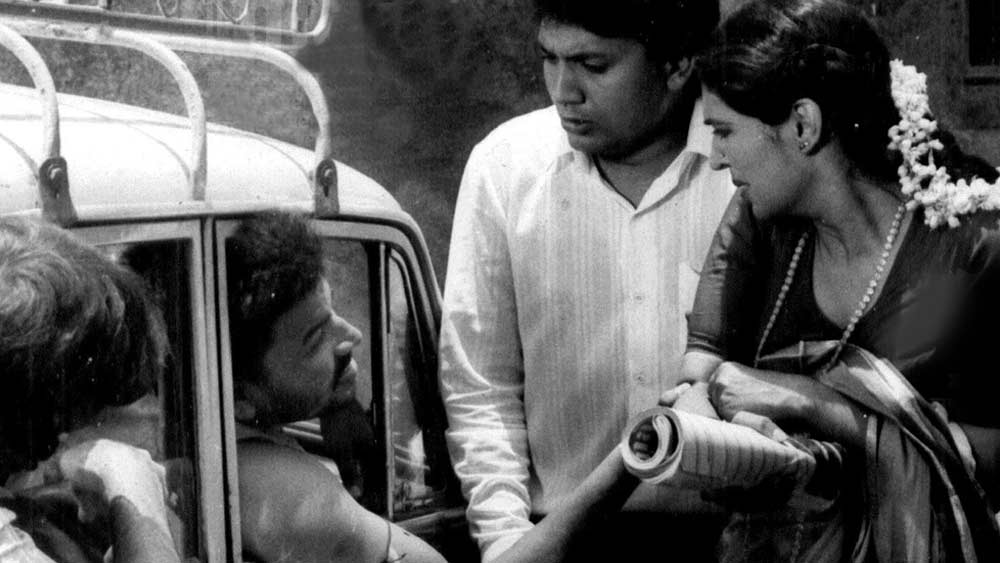 ১৫ বছর বয়সে প্রথমে অভিনয় মঞ্চে। কল্পনা লাজমির সঙ্গে কিশোরী প্রিয়া অভিনয় করেছিলেন গিরীশ কারনাডের ‘হয়বদন’ নাটকে। তার কিছু পরেই প্রিয়াকে দেখা গিয়েছিল একটি সেলাই মেশিনের বিজ্ঞাপনে।