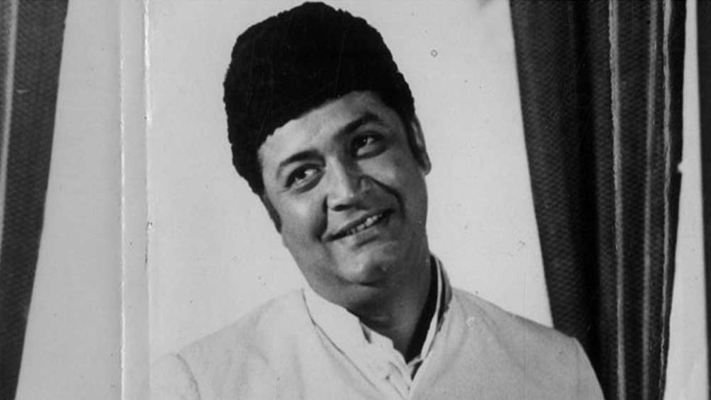 ১৯৩৭ সালের ২৩ অক্টোবর দেবেনের জন্ম গুজরাতের কচ্ছ প্রদেশে। তার পর অবশ্য শৈশবের কিছু দিন কাটে মুম্বইয়ে। কিন্তু বেশি দিন থাকা হল না মুম্বইয়েও। পরিবারের সঙ্গে দেবেন চলে গেলেন পুণে। সেখানে ডাক্তারি কলেজে ভর্তি হয়েছিলেন তাঁর দিদি।