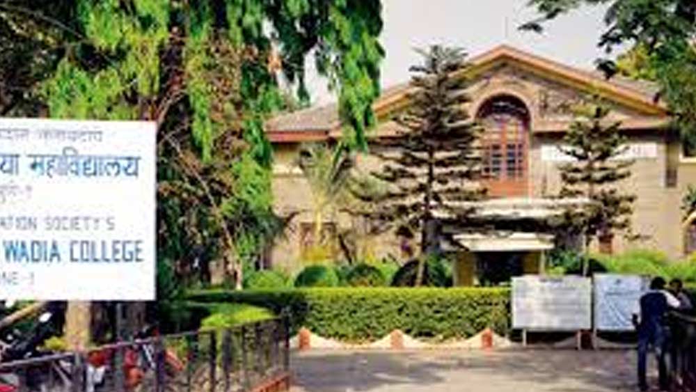 পঞ্চগনীর একটি স্কুল থেকে পাশ করার পরে দেবেন ভর্তি হন পুণের নওরসজি ওয়াদিয়া কলেজ ফর আর্টস অ্যান্ড সায়েন্সে। সেখানেই অভিনয়ের নেশা পেয়ে বসে দেবেনকে।