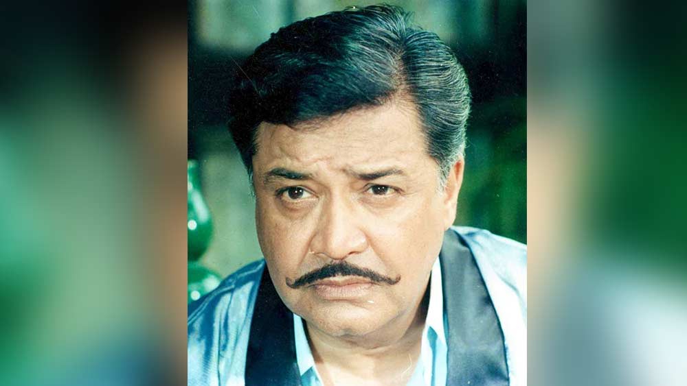 সেই নাটকের দলের একটি স্টেজ শো-এর সময় দর্শকাসনে ছিলেন বি আর চোপড়া। তিনি দেবেনকে সুযোগ দেন ‘ধর্মপুত্র’ ছবিতে। ১৯৬১ তে মুক্তি পেয়েছিল ছবিটি।