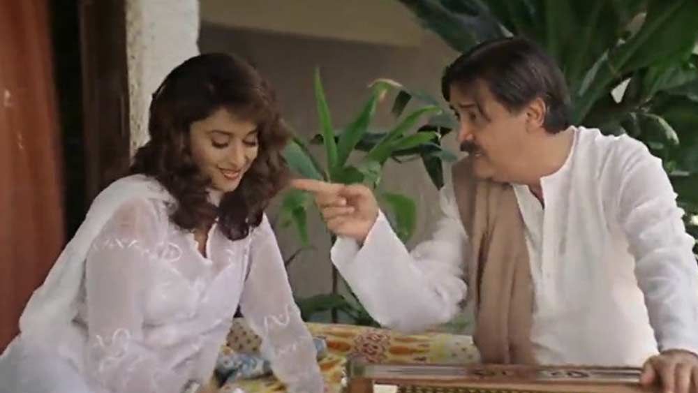 ছবিটি বক্স অফিসে সে ভাবে সফল হতে পারেনি। তবে ছবির সুবাদে বিদেশে কিছু স্টেজ শো-এ অংশ নেওয়ার সুযোগ পান দেবেন। দেশে ফিরে চাকরি পান এভএস স্টুডিয়োজ-এ। মাসিক বেতন ছিল ১৫০০ টাকা।