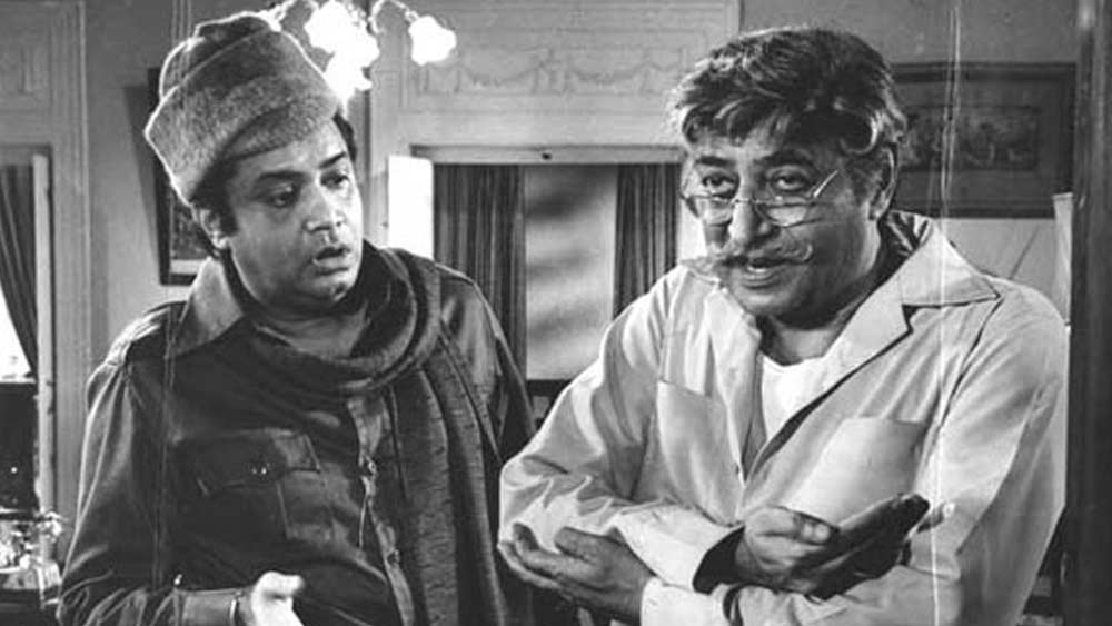 দেবেনের ব্যস্ততা এই পর্যায়ে পৌঁছয় যে, তিনি একসঙ্গে ষোলোটি ছবিতেও অভিনয় করতেন এক সময়ে। সম্পর্কের খাতিরে তিনি কাউকে ‘না’ বলতে পারতেন না।