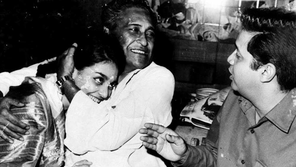 দাদামণি বা আশোককুমারকে তিনি বিশেষ সম্মান করতেন। পরিশ্রমী ও সদালাপী দেবেনও অশোককুমারের প্রিয়পাত্র ছিলেন। তাঁকে এক দিন বাড়িতে নিমন্ত্রণ করেন অশোককুমার। সেখানে দেবেনের সঙ্গে আলাপ হয় অশোকুমারের মেয়ে রূপা গঙ্গোপাধ্যায়ের সঙ্গে।