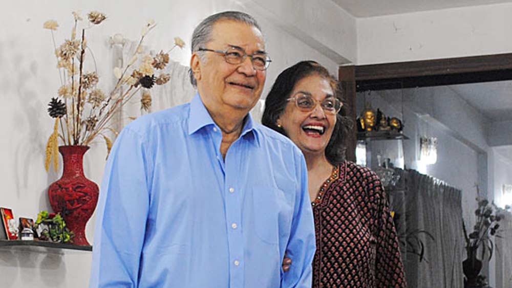 এক বার অসুস্থ স্ত্রীকে নিয়ে দেবেনকে মুম্বই থেকে চেন্নাই যেতে হয়েছিল। শোনা যায়, ফেরার পথে তাঁর একটি ব্যাগ খোয়া যায়। সেখানে ছিল তাঁর পাওয়া তিনটি পুরস্কার। সেগুলি আর ফিরে পাননি তিনি।