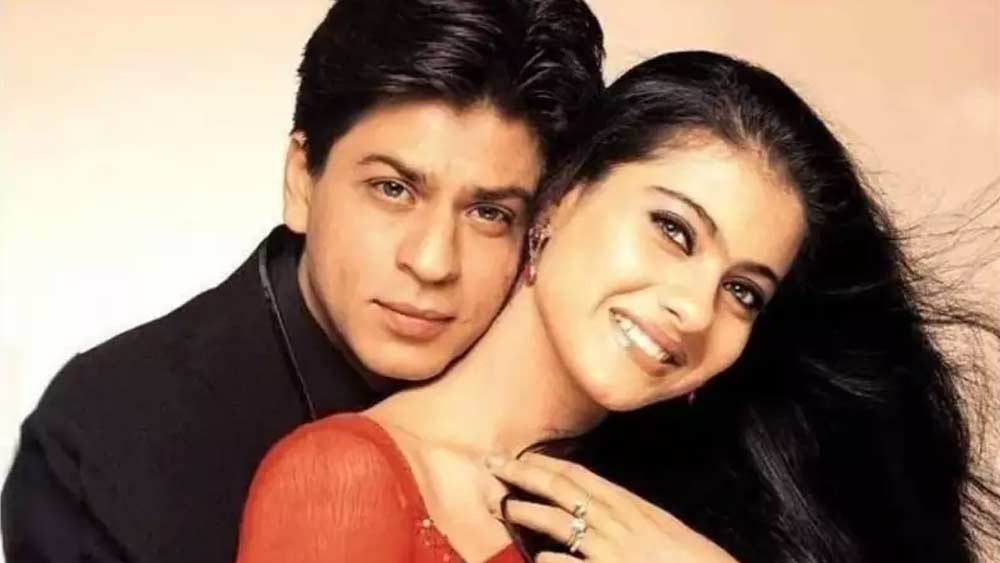 একের পর এক ছবি করছেন। আর প্রত্যেক ক’টাই সুপারহিট। এমন সময়ে শাহরুখ তাঁর কেরিয়ারের প্রথম দিকে বলা আমিরের ওই কথাগুলো ফাঁস করে দেন কাজলকে। আমিরের কথায় তাঁর যে কাজল সম্পর্কে প্রথমে বেশ নেতিবাচক ধারণাই হয়েছিল, সে কথাও প্রিয় বন্ধুকে বলেন কিং খান।