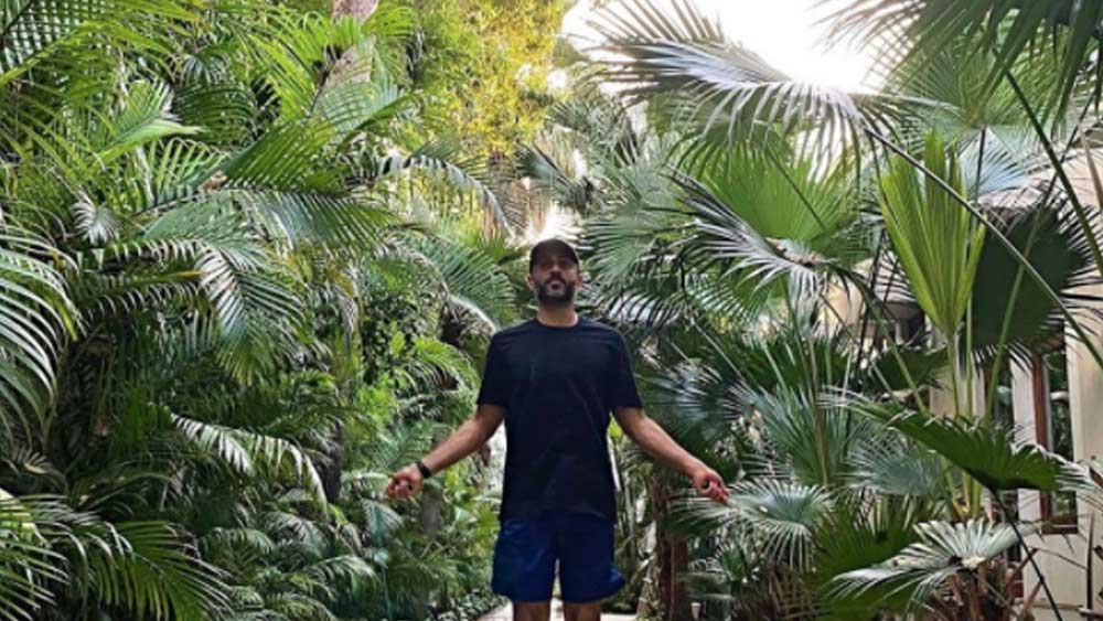 নয়াদিল্লির গল্ফ লিঙ্কস এলাকায় প্রাসাদোপম এই বাড়িতেই পরিজনদের সঙ্গে শৈশব কেটেছে সোনমের স্বামী আনন্দ আহুজার।