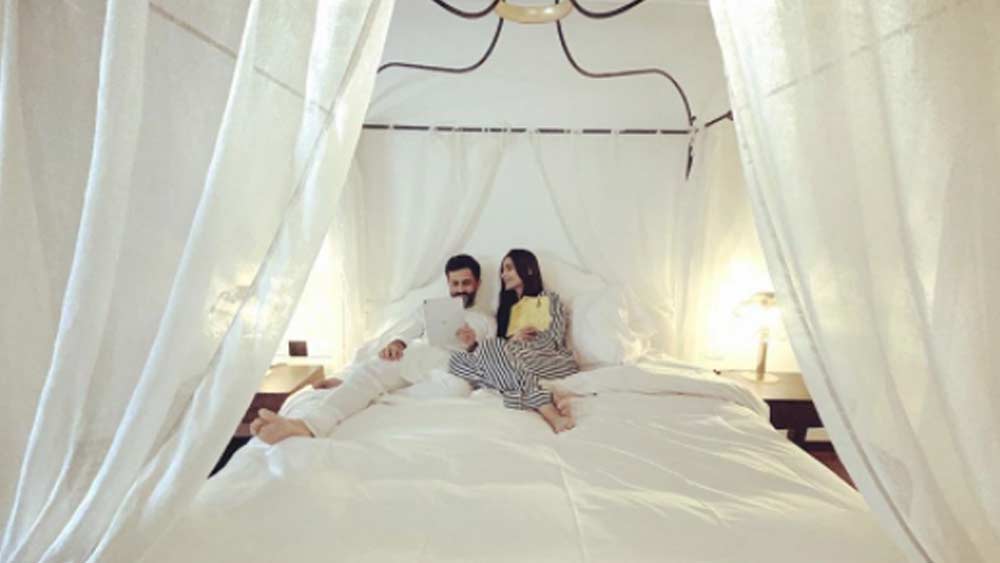 আনন্দ-সোনমের প্রশস্ত শোওয়ার ঘরের থিম সাদা। শোনা যায়, অভিনেত্রীর পছন্দমতোই শয়নকক্ষের থিম মোনোক্রোম্যাটিক।