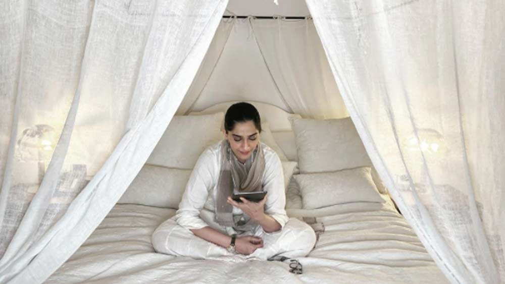 উডেন মোজাইক ফ্লোরের সঙ্গে মানানসই তাঁদের কেতাদুরস্ত খাট-ও। দেখলে মনে হয় যেন রূপকথার পাতা থেকেই উঠে এসেছে কোনও রাজকন্যার মনোরম শয্যা।