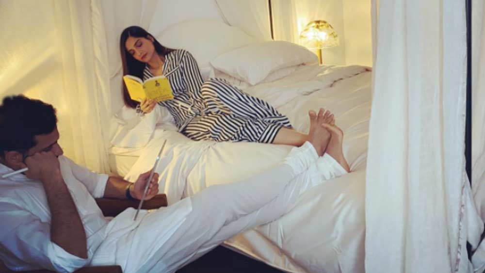 শোওয়ার ঘরে যাতে আলো বাতাসের অভাব না হয়, তার জন্য রাখা হয়েছে ফ্লোর টু সিলিং উন্মুক্ত জানালা। চোখ রাখলেই দেখা যায় বাড়ির সবুজ বাগান।