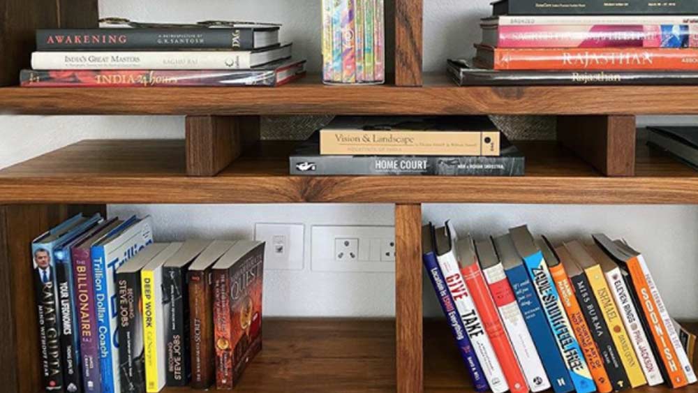 ট্রেন্ডি বুক শেল্ফ জুড়ে ছড়িয়ে ছিটিয়ে রয়েছে দম্পতির পছন্দের বই।