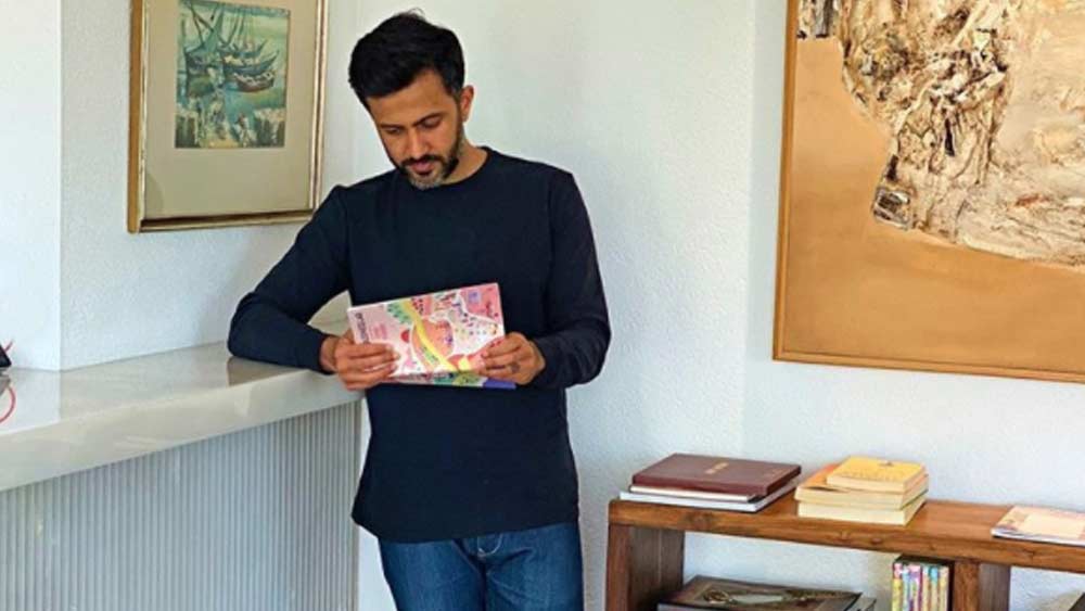 কাজ করতে করতে ক্লান্ত লাগলে আনন্দ গড়িয়ে নিতে পারেন মনোরম অ্যাপহোলস্ট্রিতে সাজানো আরামকেদারায়। অথবা ঘরের নিভৃতকোণে বইয়ের সঙ্গে কাটাতে পারেন অবসর।