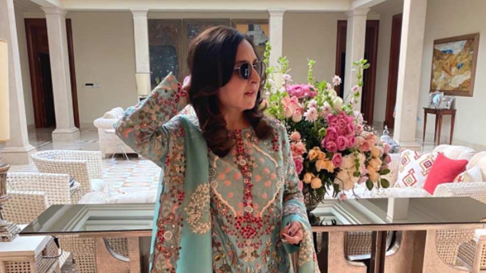 চলতি বছরের ফেব্রুয়ারি মাসে সোনম তাঁর শাশুড়িকে চমকে দিয়েছিলেন সারপ্রাইজ গিফ্টে। সেই ছবিতে দেখা যাচ্ছে আনন্দের মা প্রিয়া দাঁড়িয়ে আছেন সুসজ্জিত লিভিংরুমে।