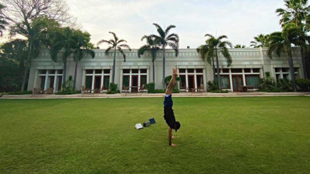 বাগানে যোগাভ্যাস করেন আনন্দ আহুজা। সেখানে রয়েছে বাস্কেটবল কোর্ট-ও। প্রায়ই খেলতে দেখা যায় আনন্দ এবং তাঁর ভাই অনন্ত আহুজাকে।